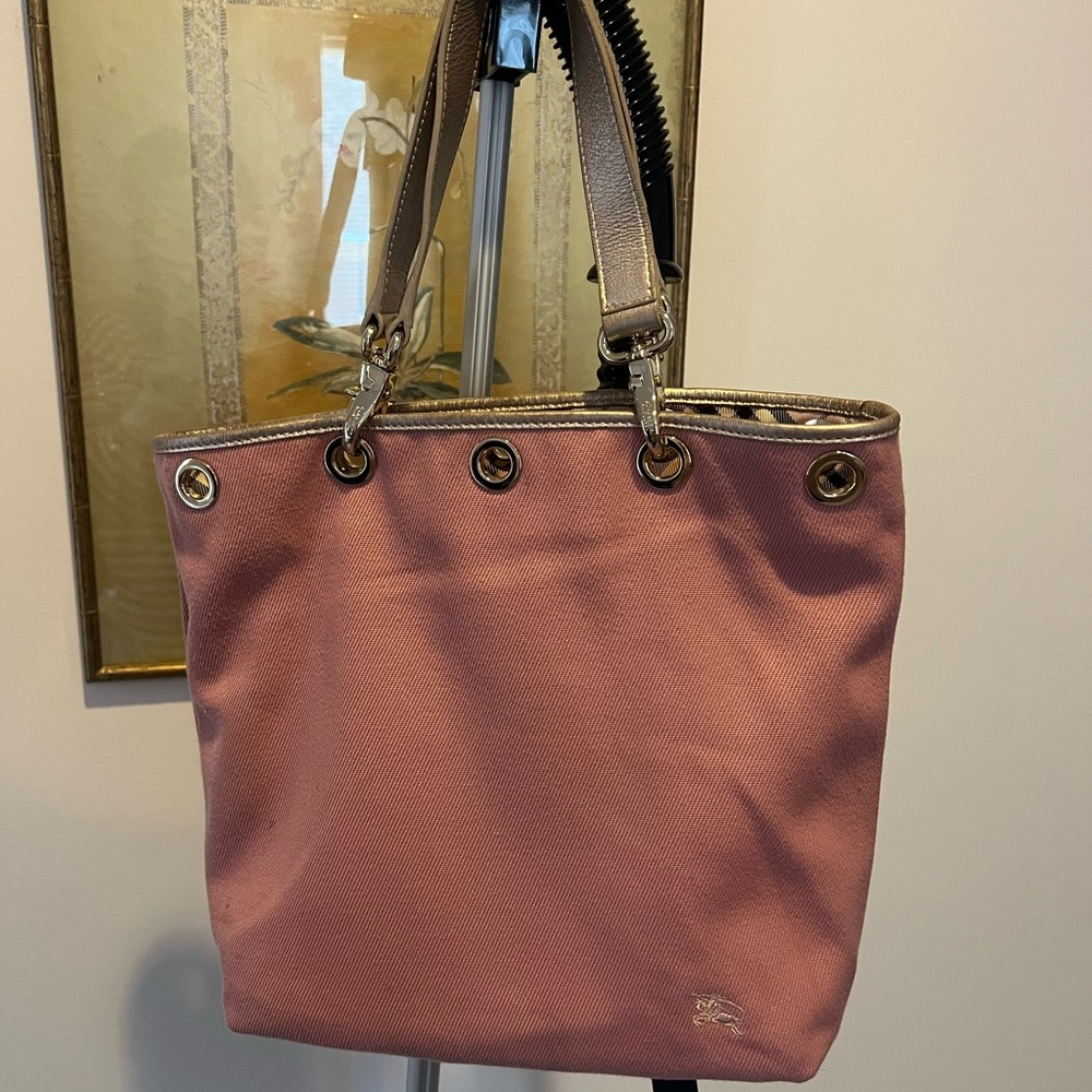 Burberry reversible Pink Tote with Gold Details - Picture 2 of 10